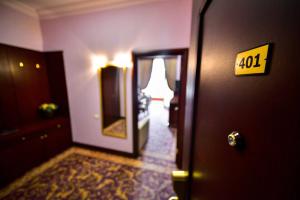 Rúm í herbergi á METROPOL HOTEL Yerevan