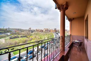 einen Balkon mit Blick auf einen Parkplatz in der Unterkunft METROPOL HOTEL Yerevan in Yerevan