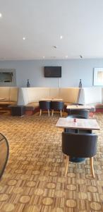 アバディーンにあるSure Hotel by Best Western Aberdeenのソファ、テーブル、薄型テレビが備わる客室です。