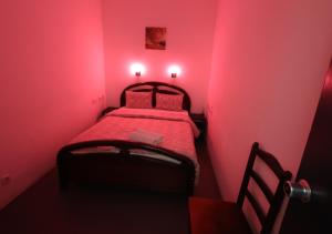 リスボンにあるWelcome Guest Houseの赤い部屋(ベッド1台、椅子1脚付)