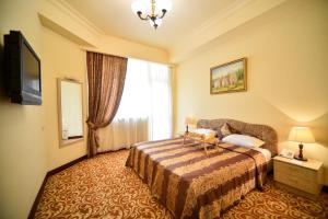 Rúm í herbergi á METROPOL HOTEL Yerevan