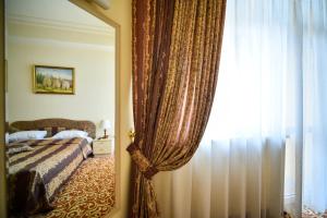 Rúm í herbergi á METROPOL HOTEL Yerevan