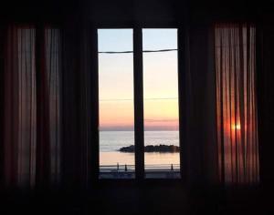 Matahari terbit atau terbenam yang terlihat dari hotel