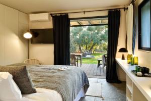 Ένα ή περισσότερα κρεβάτια σε δωμάτιο στο Domaine de Peretti della Rocca
