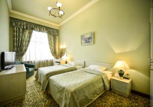Rúm í herbergi á METROPOL HOTEL Yerevan