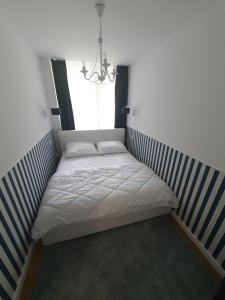 Säng eller sängar i ett rum på Apartament Żeglarski Giżycko