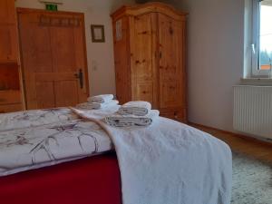 Rúm í herbergi á Bed & Breakfast Dolomiti Bey Haus Pinter