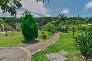 Una pasarela en un parque con un árbol en Villa Oliva Residence en Florianópolis