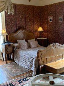 เตียงในห้องที่ Harrisons Hall Bed & Breakfast