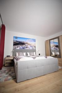 Un dormitorio blanco con una cama grande y una ventana en Germina Apart, en Oberhof