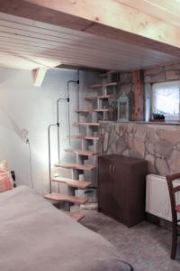 pared de piedra con escalera de caracol en un dormitorio en Ferienhaus Oertel, en Annaberg-Buchholz