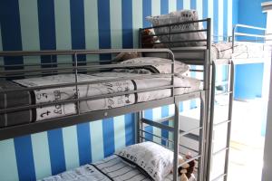 מיטה או מיטות קומותיים בחדר ב-Sailer 5A - De Panne