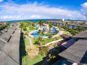 eine Luftaufnahme eines Resorts mit Pool und Meer in der Unterkunft Beach Class Muro Alto Condomínio Resort By New Time in Porto De Galinhas