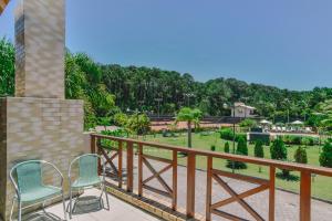 佛羅安那波里的住宿－Villa Oliva Residence，阳台配有两把椅子,享有公园的景致。
