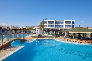 Bazén v ubytování Astir Beach Hotel nebo v jeho okolí