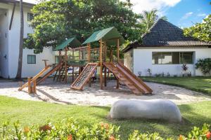 ein Spielplatz mit Rutsche im Hof in der Unterkunft Beach Class Muro Alto Condomínio Resort By New Time in Porto De Galinhas