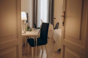 Habitación de hotel con escritorio y dormitorio en Bed And Breakfast Nonna Maria, en Taranto