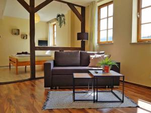 - un salon avec un canapé et un lit dans l'établissement Landhotel Edelhof, à Uhlstädt