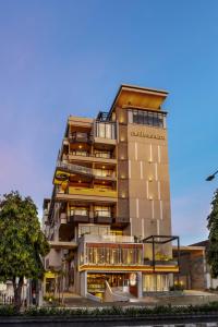 una representación arquitectónica de un edificio alto en The Manohara Hotel Yogyakarta en Yogyakarta