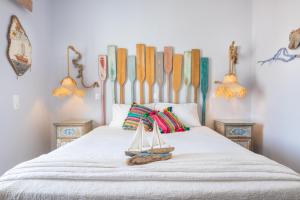 - une chambre avec un lit avec des skis sur le mur dans l'établissement Gorgona Blue Apartments, à Karpathos