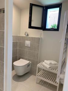 Photo de la galerie de l'établissement Domaine Miltat - Chambre Crayère, à Pierry