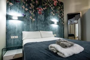 a bedroom with a bed with a flowery wall at Atlas in Málaga