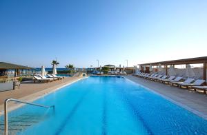 Bazén v ubytování Astir Beach Hotel nebo v jeho okolí