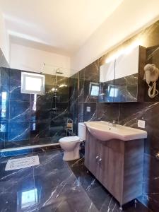 Ένα μπάνιο στο Ilias Apartments Dassia By Hotelius