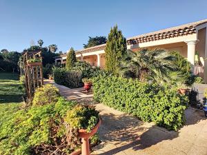 a house with a garden with plants and trees at Appartement 2 pièces au cœur du Cap d'Antibes in Antibes