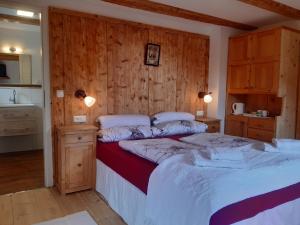 Rúm í herbergi á Bed & Breakfast Dolomiti Bey Haus Pinter