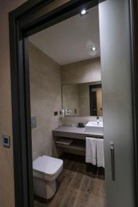 ein Bad mit einem WC und einem Waschbecken in der Unterkunft LD Sevilla in Guillena