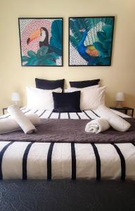 オリョンにあるCanto Marinaのベッドルーム1室(大型ベッド1台付)が備わります。壁には2枚の写真が飾られています。