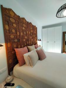 Un pat sau paturi într-o cameră la Villa Aura