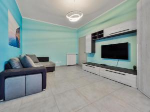 Televízia a/alebo spoločenská miestnosť v ubytovaní Blue Sky Sorrento Apartment FREE PARKING
