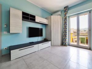 Televízia a/alebo spoločenská miestnosť v ubytovaní Blue Sky Sorrento Apartment FREE PARKING