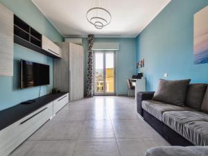 Televízia a/alebo spoločenská miestnosť v ubytovaní Blue Sky Sorrento Apartment FREE PARKING