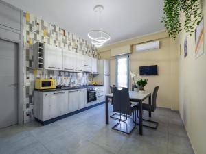 Kuchyňa alebo kuchynka v ubytovaní Blue Sky Sorrento Apartment FREE PARKING