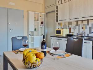 Kuchyňa alebo kuchynka v ubytovaní Blue Sky Sorrento Apartment FREE PARKING