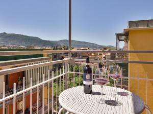 een tafel met twee glazen wijn op een balkon bij Blue Sky Sorrento Apartment FREE PARKING in Meta
