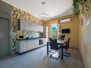 Kuchyňa alebo kuchynka v ubytovaní Blue Sky Sorrento Apartment FREE PARKING