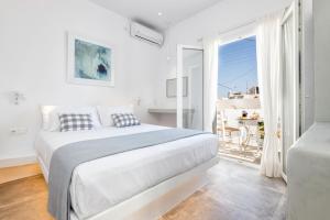 A bed or beds in a room at Pelican Paros