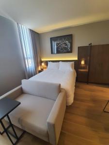 Un pat sau paturi într-o cameră la Staybridge Suites - Guadalajara Novena, an IHG Hotel