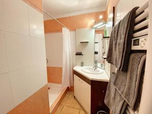 Ванная комната в Appartement 2 pièces au cœur du Cap d'Antibes