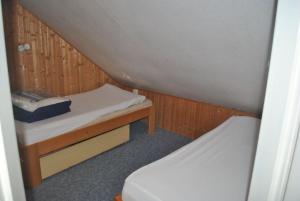 een kleine kamer met een stapelbed en een stapelbed bij Snoepie in Víchová nad Jizerou