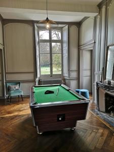 Billiards table sa Domaine des Longrais