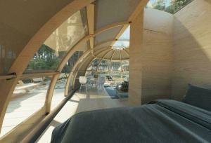 um quarto com uma cama e uma grande janela em Riverdome met privé sanitair - en weids uitzicht - NIEUW 2021 em Zuna