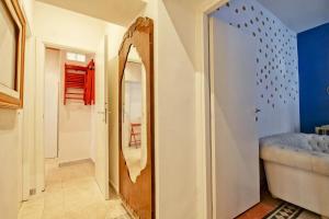 pasillo con espejo y paredes azules en BigFamilyFlats - Coliseum Apartment, en Roma 24 fotos más