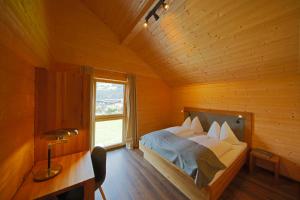 Tempat tidur dalam kamar di Bergchalet Raffalt