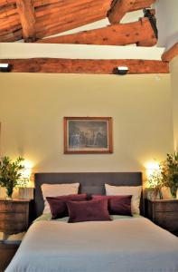 una camera da letto con un grande letto e soffitti in legno di Al Carmine Apartments Towers view with AC a Lucca