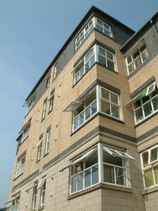 ein großes Backsteingebäude mit vielen Fenstern in der Unterkunft Phoenix Halls in Brighton & Hove